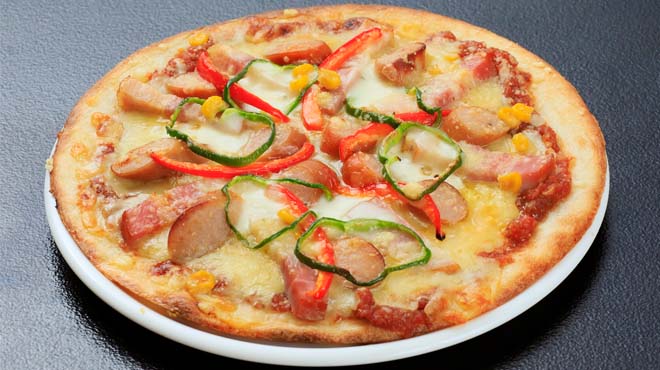 ナポリ風ベーコンとソーセージのピザ　1,300円（税込