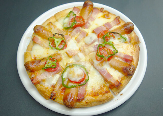 ナポリ風ベーコンとソーセージのピザ　1,300円（税込